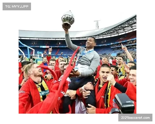 关键镜头：弗赖堡后卫在角球防守中成功完成“区域换盯人”职责交接，化解险情